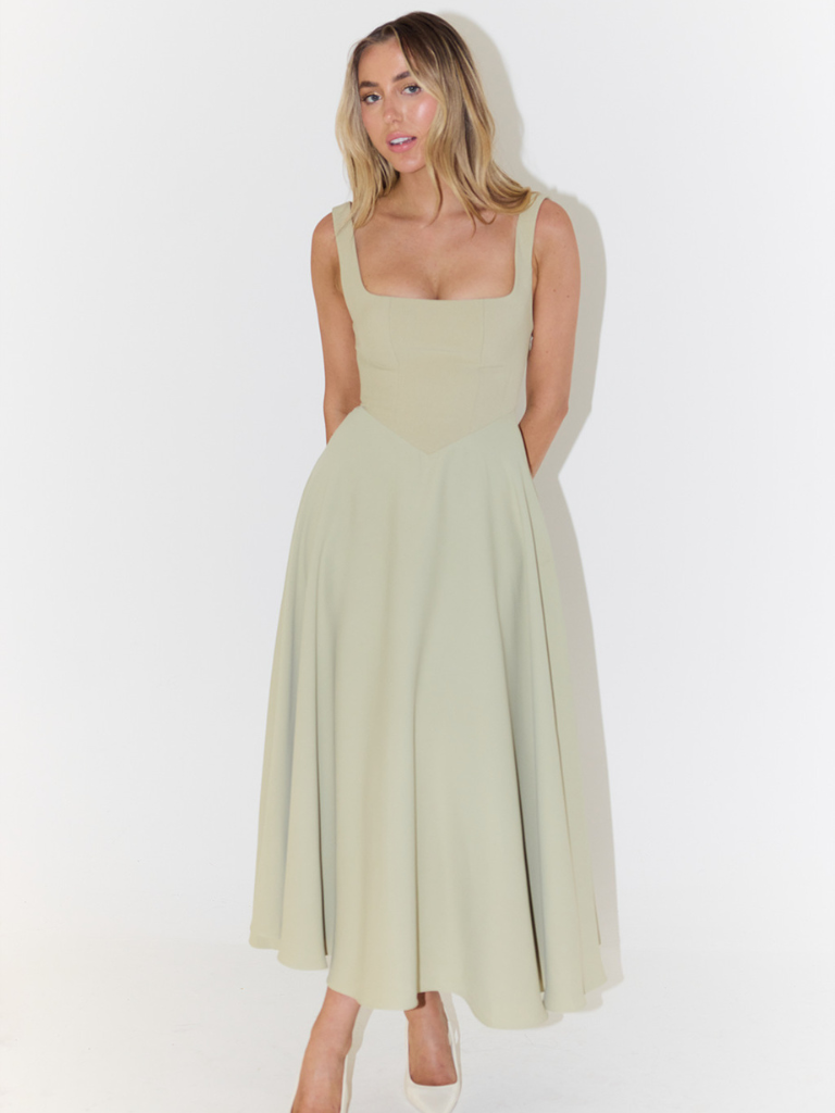 Aurelia – Elegant Flowy Dress